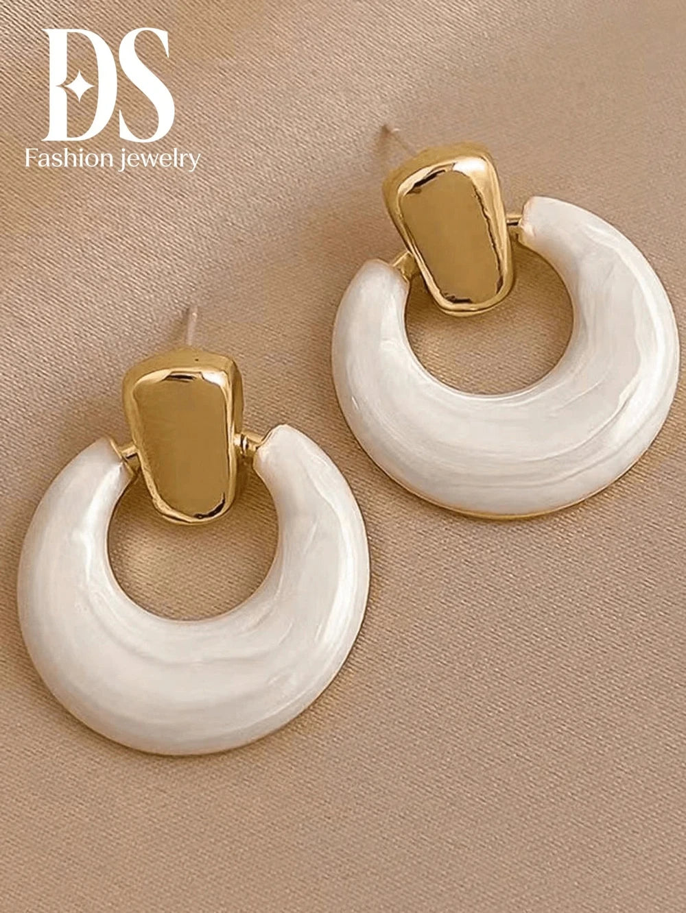 Vintage White Drip Geometric Earrings