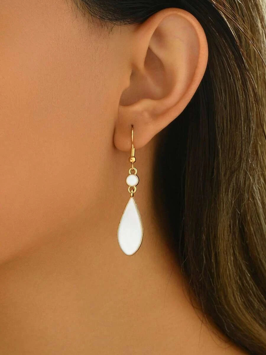 Fashionable Earrings Pair
